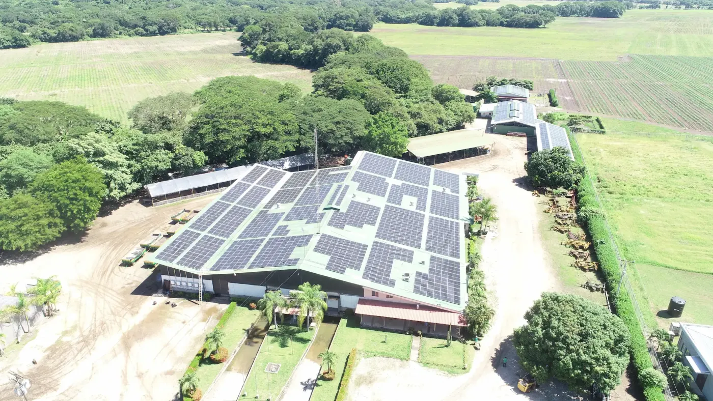Vista aérea de la planta con techo de paneles solares