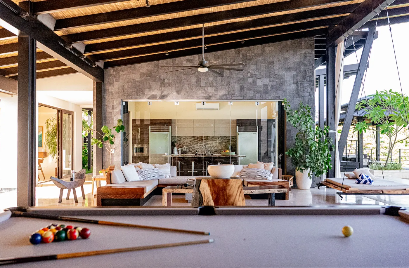 Vista de la sala desde el jardín